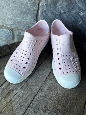 NATIVE Girl’s Size 3 Slip-On Sneakers in Soft Pink with White Toe Cap